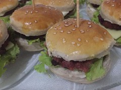 Hambúrguinho de pão de vinho com bifinho de calabresa com molho de cebola caramelado e vinho