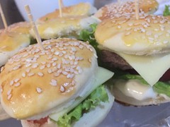 Hamburguinhos Completo Com Alface e Tomate